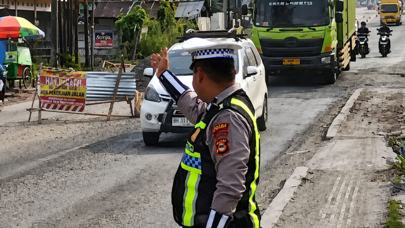 Anggota Satlantas Polres Banyuasin ketika melakukan pengaturan di Jalintim Palembang-Betung Banyuasin tepatnya di KM 17 untuk mengurai kepadatan kendaraan yang datang dari kedua arah, Jumat (7/8/2026)
