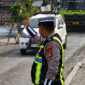Anggota Satlantas Polres Banyuasin ketika melakukan pengaturan di Jalintim Palembang-Betung Banyuasin tepatnya di KM 17 untuk mengurai kepadatan kendaraan yang datang dari kedua arah, Jumat (7/8/2026)