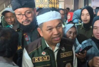 Gubernur Jawa Barat Dedi Mulyadi saat hadir dalam Apel Akbar Satlinmas di Stadion Gelora Sriwijaya, JSC Palembang, Jumat (28/8/2026). Dalam kesempatan ini, Dedi Mulyadi juga menyoroti masalah kabut asap di Palembang akibat karhutla.  (Linda Trisnawati)
