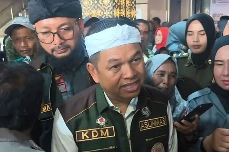 Gubernur Jawa Barat Dedi Mulyadi saat hadir dalam Apel Akbar Satlinmas di Stadion Gelora Sriwijaya, JSC Palembang, Jumat (28/8/2026). Dalam kesempatan ini, Dedi Mulyadi juga menyoroti masalah kabut asap di Palembang akibat karhutla.  (Linda Trisnawati)
