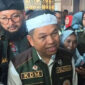 Gubernur Jawa Barat Dedi Mulyadi saat hadir dalam Apel Akbar Satlinmas di Stadion Gelora Sriwijaya, JSC Palembang, Jumat (28/8/2026). Dalam kesempatan ini, Dedi Mulyadi juga menyoroti masalah kabut asap di Palembang akibat karhutla.  (Linda Trisnawati)
