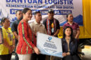 Direktur Jenderal Komunikasi Publik dan Media (Dirjen KPM) Kementerian Komunikasi dan Digital (Komdigi), Fifi Aleyda Yahya menyerahkan bantuan berupa 15 ton logistik dan 20 perangkat untuk Nusa Tenggara Timur (NTT) di Kantor Badan Penghubung NTT, Jakarta Selatan, Sabtu (22/8/2026).(KOMPAS.com/FIRDA JANATI)
