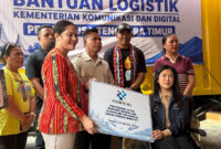 Direktur Jenderal Komunikasi Publik dan Media (Dirjen KPM) Kementerian Komunikasi dan Digital (Komdigi), Fifi Aleyda Yahya menyerahkan bantuan berupa 15 ton logistik dan 20 perangkat untuk Nusa Tenggara Timur (NTT) di Kantor Badan Penghubung NTT, Jakarta Selatan, Sabtu (22/8/2026).(KOMPAS.com/FIRDA JANATI)
