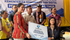 Direktur Jenderal Komunikasi Publik dan Media (Dirjen KPM) Kementerian Komunikasi dan Digital (Komdigi), Fifi Aleyda Yahya menyerahkan bantuan berupa 15 ton logistik dan 20 perangkat untuk Nusa Tenggara Timur (NTT) di Kantor Badan Penghubung NTT, Jakarta Selatan, Sabtu (22/8/2026).(KOMPAS.com/FIRDA JANATI)
