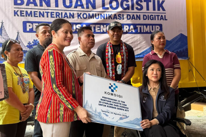 Direktur Jenderal Komunikasi Publik dan Media (Dirjen KPM) Kementerian Komunikasi dan Digital (Komdigi), Fifi Aleyda Yahya menyerahkan bantuan berupa 15 ton logistik dan 20 perangkat untuk Nusa Tenggara Timur (NTT) di Kantor Badan Penghubung NTT, Jakarta Selatan, Sabtu (22/8/2026).(KOMPAS.com/FIRDA JANATI)
