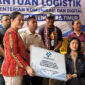 Direktur Jenderal Komunikasi Publik dan Media (Dirjen KPM) Kementerian Komunikasi dan Digital (Komdigi), Fifi Aleyda Yahya menyerahkan bantuan berupa 15 ton logistik dan 20 perangkat untuk Nusa Tenggara Timur (NTT) di Kantor Badan Penghubung NTT, Jakarta Selatan, Sabtu (22/8/2026).(KOMPAS.com/FIRDA JANATI)
