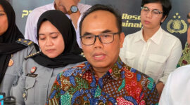Komisioner KPAI Kawiyan menjelaskan terkait kasus penganiayaan anak, di Mapolres Metro Jakarta Barat, Senin (2/10/2023). (KOMPAS.com/ZINTAN PRIHATINI)