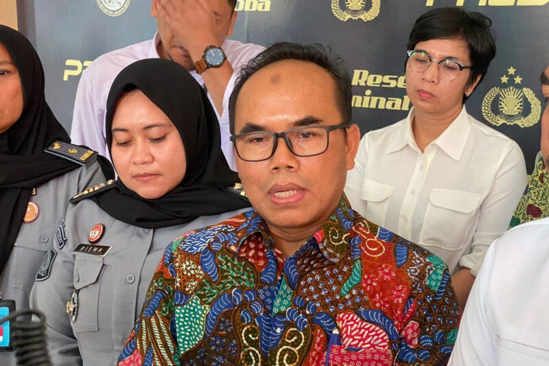 Komisioner KPAI Kawiyan menjelaskan terkait kasus penganiayaan anak, di Mapolres Metro Jakarta Barat, Senin (2/10/2023). (KOMPAS.com/ZINTAN PRIHATINI)
