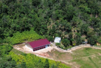 Foto udara Koperasi Desa (Kopdes) Merah Putih yang baru selesai dibangun di kaki bukit Nagari Tanjung Gadang, Kabupaten Sijunjung, Sumatera Barat, Selasa (4/8/2026). Pemerintah Provinsi Sumatera Barat mencatat daerah tersebut menjadi provinsi tercepat keempat di Indonesia dalam penyelesaian pembentukan dan legalisasi Kopdes Merah Putih dengan sebanyak 888 gerai telah diverifikasi yang terdiri atas 211 gerai masih dalam tahap pembangunan dan 63 gerai telah selesai dibangun. (ANTARA FOTO/Fitra Yogi)
