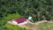 Foto udara Koperasi Desa (Kopdes) Merah Putih yang baru selesai dibangun di kaki bukit Nagari Tanjung Gadang, Kabupaten Sijunjung, Sumatera Barat, Selasa (4/8/2026). Pemerintah Provinsi Sumatera Barat mencatat daerah tersebut menjadi provinsi tercepat keempat di Indonesia dalam penyelesaian pembentukan dan legalisasi Kopdes Merah Putih dengan sebanyak 888 gerai telah diverifikasi yang terdiri atas 211 gerai masih dalam tahap pembangunan dan 63 gerai telah selesai dibangun. (ANTARA FOTO/Fitra Yogi)
