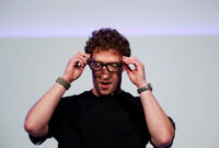 CEO Meta Mark Zuckerberg mengenakan kacamata Meta Ray-Ban Display saat menyampaikan pidato peluncuran lini baru kacamata pintar tersebut dalam acara Meta Connect di kantor pusat perusahaan di Menlo Park, California, AS, Rabu (17/9/2025). Foto: Carlos Barria/REUTERS