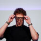 CEO Meta Mark Zuckerberg mengenakan kacamata Meta Ray-Ban Display saat menyampaikan pidato peluncuran lini baru kacamata pintar tersebut dalam acara Meta Connect di kantor pusat perusahaan di Menlo Park, California, AS, Rabu (17/9/2025). Foto: Carlos Barria/REUTERS