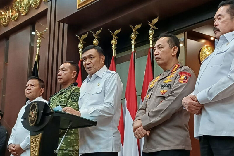 Menteri Koordinator Bidang Politik dan Keamanan (Menko Polkam) Jenderal TNI (Purn) Djamari Chaniago mengumpulkan petinggi lembaga penegak hukum, pertahanan dan intelijen di kantornya pada Rabu (5/8/2028). (KOMPAS.com/BAHARUDIN AL FARISI)