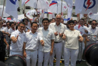Anggota Partai Aksi Rakyat Singapura (PAP) (depan Kiri ke kanan) Edwin Tong, Seah Kian Peng, Tan Chuan-Jin, mantan perdana menteri Goh Chok Tong, dan Fatimah Lateef berpose di depan media di pusat pencalonan untuk mengajukan dokumen-dokumen pada Hari Pencalonan menjelang pemilu sela 11 September di Singapura, 1 September 2015. Tan Chuan-Jin kini menjadi Ketua Parlemen Singapura dan dilaporkan mundur karena kasus perselingkuhan.(AFP/MOHD FYROL)