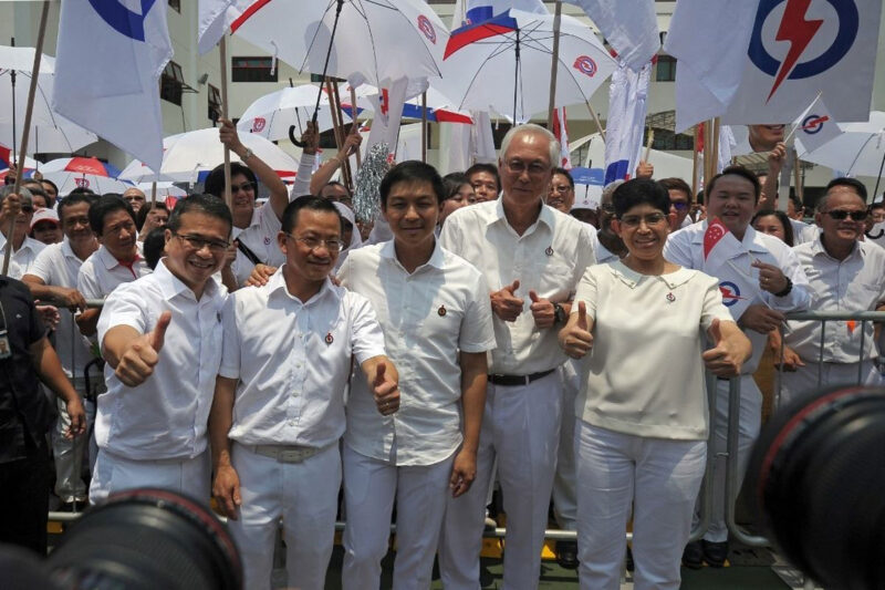 Anggota Partai Aksi Rakyat Singapura (PAP) (depan Kiri ke kanan) Edwin Tong, Seah Kian Peng, Tan Chuan-Jin, mantan perdana menteri Goh Chok Tong, dan Fatimah Lateef berpose di depan media di pusat pencalonan untuk mengajukan dokumen-dokumen pada Hari Pencalonan menjelang pemilu sela 11 September di Singapura, 1 September 2015. Tan Chuan-Jin kini menjadi Ketua Parlemen Singapura dan dilaporkan mundur karena kasus perselingkuhan.(AFP/MOHD FYROL)
