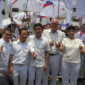 Anggota Partai Aksi Rakyat Singapura (PAP) (depan Kiri ke kanan) Edwin Tong, Seah Kian Peng, Tan Chuan-Jin, mantan perdana menteri Goh Chok Tong, dan Fatimah Lateef berpose di depan media di pusat pencalonan untuk mengajukan dokumen-dokumen pada Hari Pencalonan menjelang pemilu sela 11 September di Singapura, 1 September 2015. Tan Chuan-Jin kini menjadi Ketua Parlemen Singapura dan dilaporkan mundur karena kasus perselingkuhan.(AFP/MOHD FYROL)
