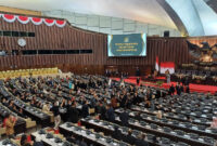 Anggota legislatif dari Gerindra Ahmad Muzani bersalaman dengan anggota lain saat hendak dilantik menjadi Ketua MPR RI periode 2024-2029, Kamis (3/10/2024).(KOMPAS.com/Tria Sutrisna)
