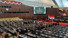 Anggota legislatif dari Gerindra Ahmad Muzani bersalaman dengan anggota lain saat hendak dilantik menjadi Ketua MPR RI periode 2024-2029, Kamis (3/10/2024).(KOMPAS.com/Tria Sutrisna)
