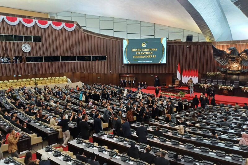 Anggota legislatif dari Gerindra Ahmad Muzani bersalaman dengan anggota lain saat hendak dilantik menjadi Ketua MPR RI periode 2024-2029, Kamis (3/10/2024).(KOMPAS.com/Tria Sutrisna)
