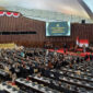 Anggota legislatif dari Gerindra Ahmad Muzani bersalaman dengan anggota lain saat hendak dilantik menjadi Ketua MPR RI periode 2024-2029, Kamis (3/10/2024).(KOMPAS.com/Tria Sutrisna)

