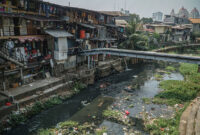 Warga melintas di salah satu permukiaman padat penduduk Kwitang, Jakarta, Jumat (14/8/2026). Badan Pusat Statistik (BPS) DKI Jakarta mencatat jumlah penduduk miskin di Jakarta sebanyak 432,62 ribu orang atau 3,96 persen pada Maret 2026, berkurang sekitar 6,5 ribu orang dibandingkan dengan September 2025 yang mencapai 439,12 ribu orang, seiring pertumbuhan ekonomi Jakarta pada triwulan I 2026 serta penurunan tingkat pengangguran terbuka (TPT). (ANTARA FOTO/Salma Talita)
