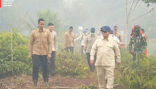 Tangkapan layar Presiden Prabowo Subianto saat meninjau salah satu titik lokasi kebakaran hutan dan lahan (karhutla) di Kalimantan Barat, Sabtu (22/8/2026).(Dokumentasi YouTube Sekretariat Presiden)
