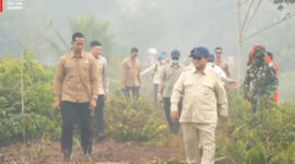 Tangkapan layar Presiden Prabowo Subianto saat meninjau salah satu titik lokasi kebakaran hutan dan lahan (karhutla) di Kalimantan Barat, Sabtu (22/8/2026).(Dokumentasi YouTube Sekretariat Presiden)
