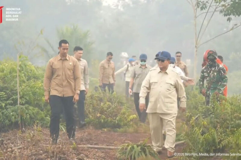 Tangkapan layar Presiden Prabowo Subianto saat meninjau salah satu titik lokasi kebakaran hutan dan lahan (karhutla) di Kalimantan Barat, Sabtu (22/8/2026).(Dokumentasi YouTube Sekretariat Presiden)
