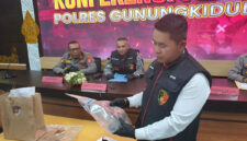 Polisi menunjukkan barang bukti kasus pembakaran MI YAPPI Natah, dalam konferensi pers di Mapolres Gunungkidul, Jumat (20/8/2026)(KOMPAS.com/Markus Yuwono)
