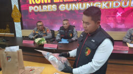 Polisi menunjukkan barang bukti kasus pembakaran MI YAPPI Natah, dalam konferensi pers di Mapolres Gunungkidul, Jumat (20/8/2026)(KOMPAS.com/Markus Yuwono)
