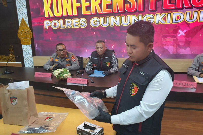 Polisi menunjukkan barang bukti kasus pembakaran MI YAPPI Natah, dalam konferensi pers di Mapolres Gunungkidul, Jumat (20/8/2026)(KOMPAS.com/Markus Yuwono)
