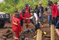 Menteri Kehutanan (Menhut) Raja Juli Antoni saat meninjau penanganan kebakaran hutan dan lahan (karhutla) di Riau, Kamis (28/8/2026)(KOMPAS.com/Rahel)