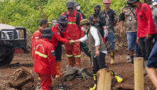 Menteri Kehutanan (Menhut) Raja Juli Antoni saat meninjau penanganan kebakaran hutan dan lahan (karhutla) di Riau, Kamis (28/8/2026)(KOMPAS.com/Rahel)