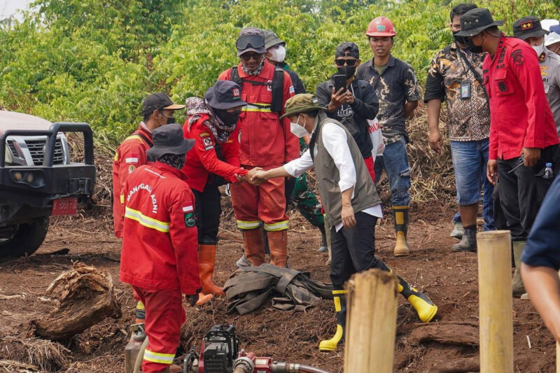 Menteri Kehutanan (Menhut) Raja Juli Antoni saat meninjau penanganan kebakaran hutan dan lahan (karhutla) di Riau, Kamis (28/8/2026)(KOMPAS.com/Rahel)
