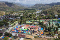 Foto udara posko pengungsian korban gempa bumi Nusa Tenggara Timur (NTT) di Lapangan Barangkolong, Reo, Kabupaten Manggarai, NTT, Kamis (20/8/2026). Hingga Kamis (20/8) sore, BNPB mencatat warga yang mengungsi akibat bencana gempa bumi NTT terus bertambah mencapai 92.735 orang yang tersebar di berbagai wilayah NTT. ANTARA FOTO/Fikri Yusuf/nym.(FIKRI YUSUF)
