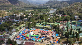 Foto udara posko pengungsian korban gempa bumi Nusa Tenggara Timur (NTT) di Lapangan Barangkolong, Reo, Kabupaten Manggarai, NTT, Kamis (20/8/2026). Hingga Kamis (20/8) sore, BNPB mencatat warga yang mengungsi akibat bencana gempa bumi NTT terus bertambah mencapai 92.735 orang yang tersebar di berbagai wilayah NTT. ANTARA FOTO/Fikri Yusuf/nym.(FIKRI YUSUF)
