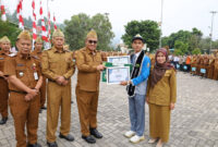 Penyerahan Penghargaan dari Bapak Wali Kota Sungai Penuh Kepada Agra Boslia Attila Sebagai siswa Berprestasi Kota Sungai Penuh Tahun 2026.
