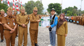 Penyerahan Penghargaan dari Bapak Wali Kota Sungai Penuh Kepada Agra Boslia Attila Sebagai siswa Berprestasi Kota Sungai Penuh Tahun 2026.
