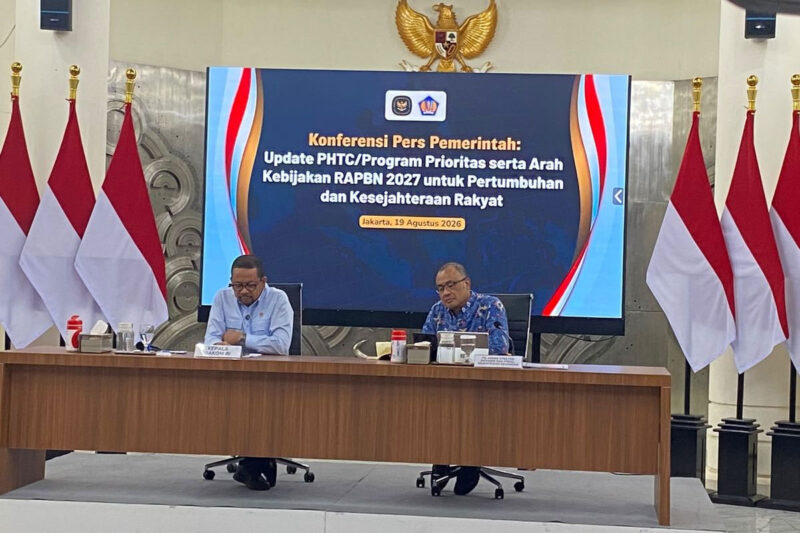 Plt. Direktur Jenderal Strategi Ekonomi dan Fiskal Kementerian Keuangan (Kemenkeu) Ferry Ardianto (kanan) dalam konferensi pers di Kantor Bakom, Jakarta Pusat, Rabu (19/8/2026). (KOMPAS.com/FIKA NURUL ULYA)

