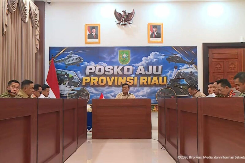 Presiden RI Prabowo Subianto memimpin rapat penanganan kebakaran lahan dan hutan (karhutla) di Riau pada Senin (24/8/2026)(YouTube Sekretariat Presiden)
