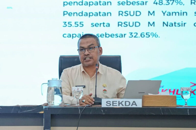 Sekda Sumbar Arry Yuswandi saat memaparkan surat edaran ayah mengatar anak sekolah(Rahmat Panji (Kompas.com))
