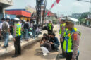 Polisi mengamankan 33 sepeda motor pelajar yang melakukan pawai tanpa helm dan berkendara ugal-ugalan di Simpang Jelutung usai upacara HUT ke-81 RI. 