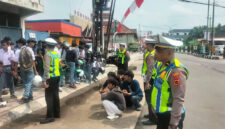 Polisi mengamankan 33 sepeda motor pelajar yang melakukan pawai tanpa helm dan berkendara ugal-ugalan di Simpang Jelutung usai upacara HUT ke-81 RI. 