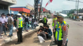 Polisi mengamankan 33 sepeda motor pelajar yang melakukan pawai tanpa helm dan berkendara ugal-ugalan di Simpang Jelutung usai upacara HUT ke-81 RI. 