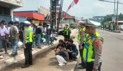 Polisi mengamankan 33 sepeda motor pelajar yang melakukan pawai tanpa helm dan berkendara ugal-ugalan di Simpang Jelutung usai upacara HUT ke-81 RI.