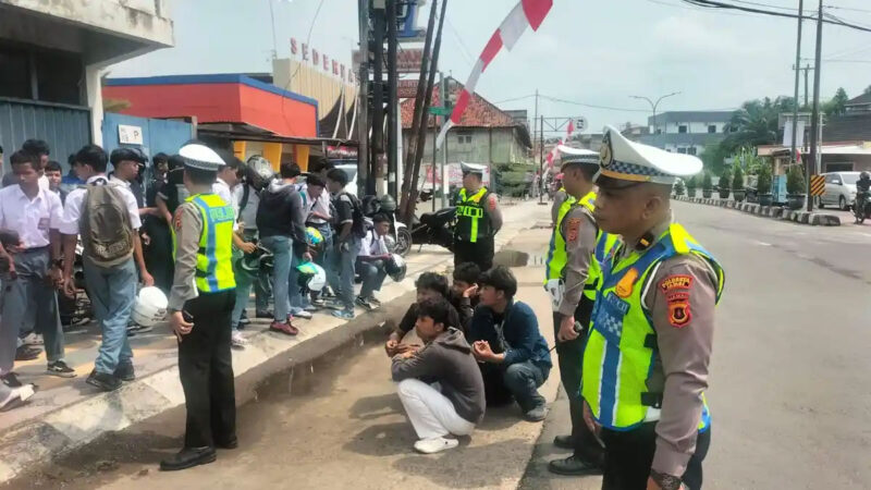Polisi mengamankan 33 sepeda motor pelajar yang melakukan pawai tanpa helm dan berkendara ugal-ugalan di Simpang Jelutung usai upacara HUT ke-81 RI. 