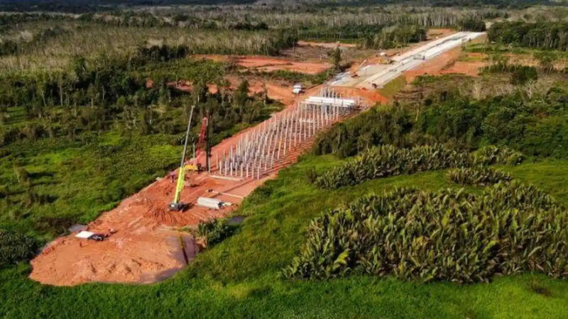 Kontruksi jalan tol Trans Sumatera arah Jambi.