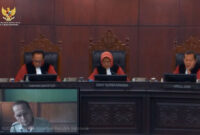 Guru asal Dumai, Riau, Herifuddin Daulay yang hadir secara daring (kiri bawah) meminta agar tenaga pendidik dilibatkan sebagai pengawas dalam pelaksanaan program Makan Bergizi Gratis (MBG) dalam permohonan Nomor 301/PUU-XXIV/2026 di Mahkamah Konstitusi (MK), Rabu (19/8/2026).()