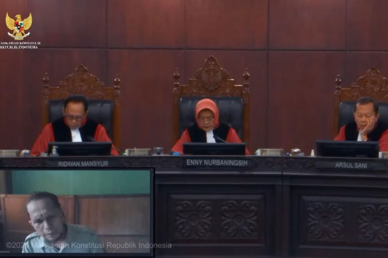 Guru asal Dumai, Riau, Herifuddin Daulay yang hadir secara daring (kiri bawah) meminta agar tenaga pendidik dilibatkan sebagai pengawas dalam pelaksanaan program Makan Bergizi Gratis (MBG) dalam permohonan Nomor 301/PUU-XXIV/2026 di Mahkamah Konstitusi (MK), Rabu (19/8/2026).()