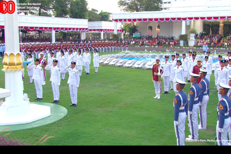 Paskibraka membentuk formasi 80 pada upacara penurunan bendera di HUT ke-80 RI di Istana. (Presiden Sekretariat YouTube) (Presiden Sekretariat YouTube)
